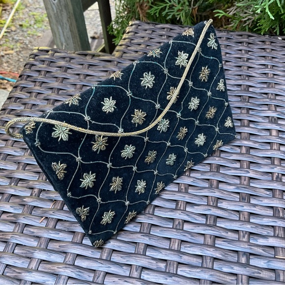 🌺Vintage Velvet Gold Embroidered Wristlet - Picture 2 of 16